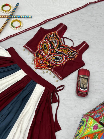 Close-up of Gamthi and mirror work on Rayon lehenga